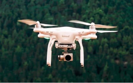 Autonomiczny dron ratuje życie człowieka